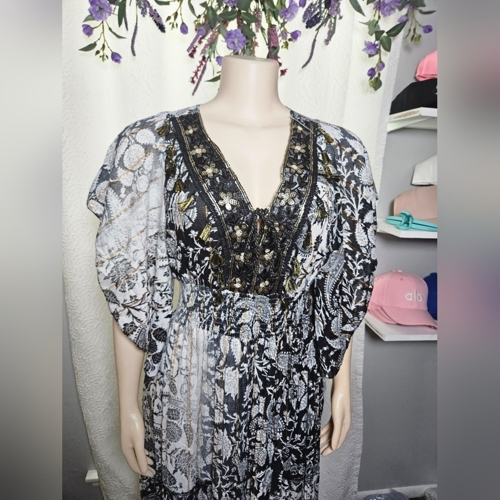Black and White Resort Gown with Dolman Sleeves - Picture 2 of 7